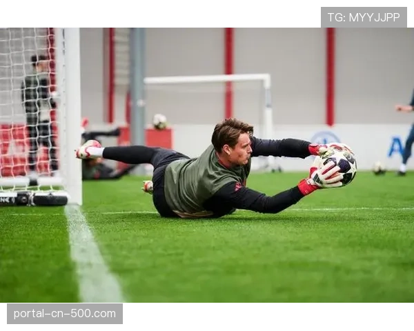 训练中，孔帕尼亲自示范如何在对方半场形成疯魔式围抢